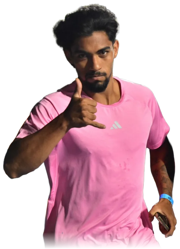 Eros saludando con la mano, con camiseta rosada